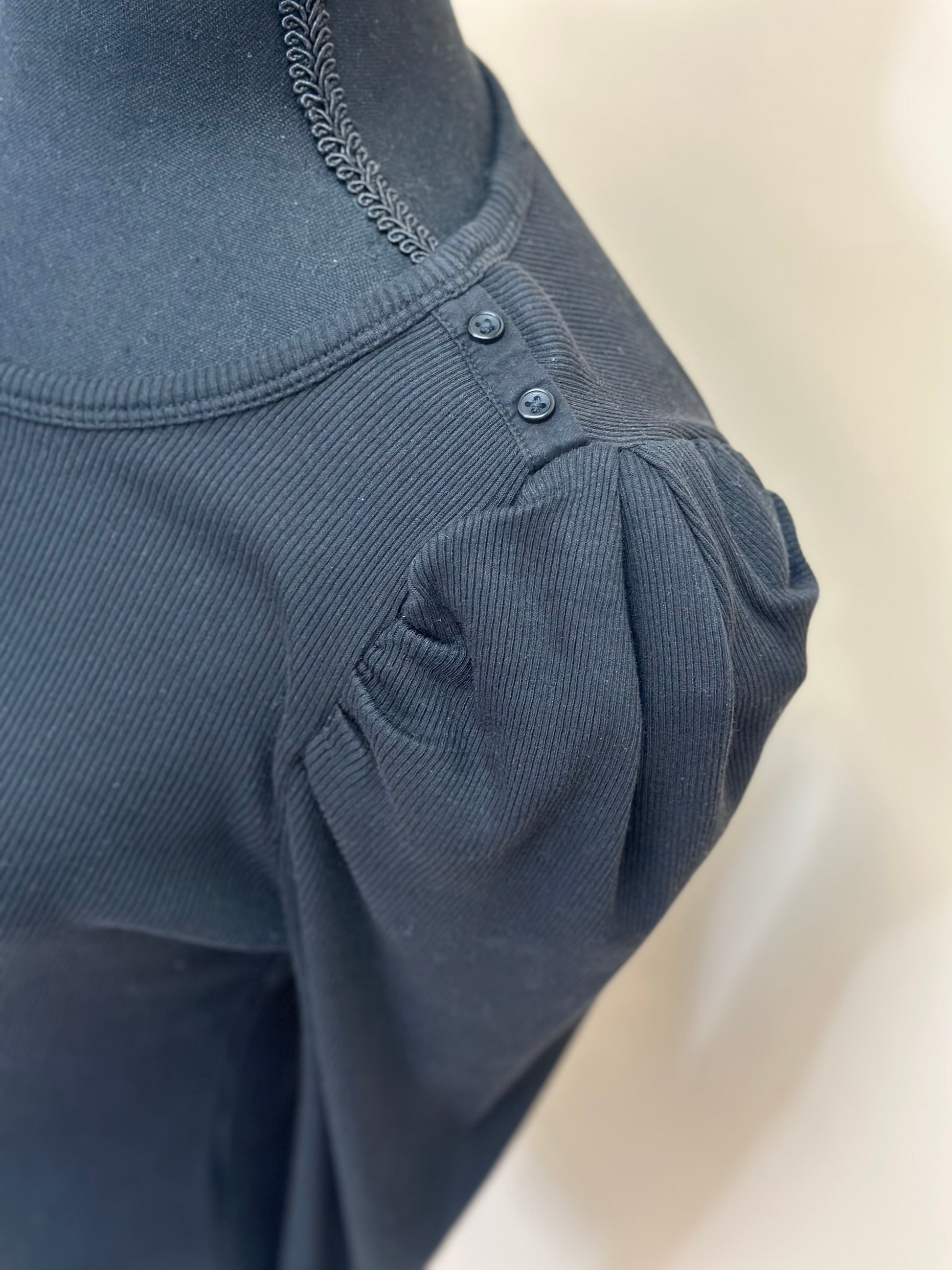 MOLLY TEE W/ BUTTON DETAILS