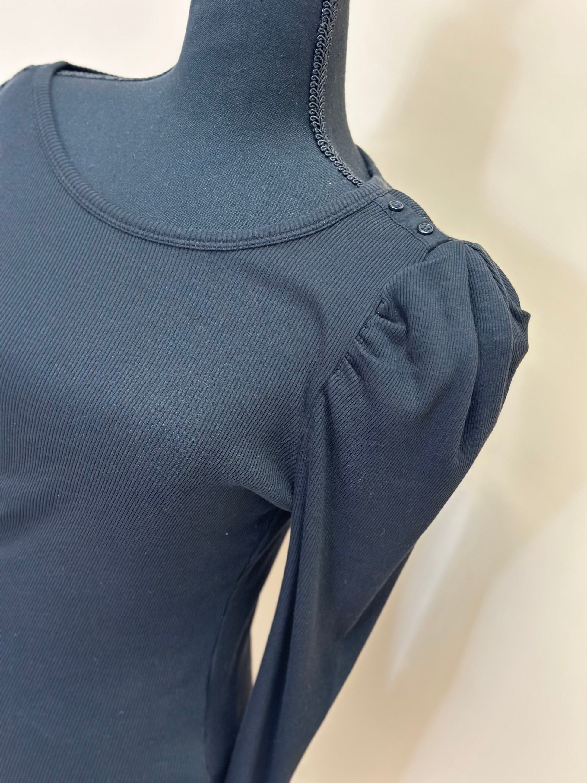 MOLLY TEE W/ BUTTON DETAILS