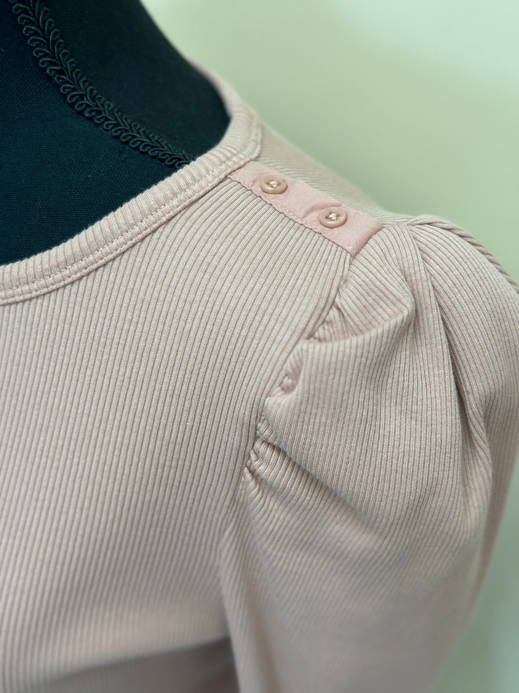 MOLLY TEE W/ BUTTON DETAILS