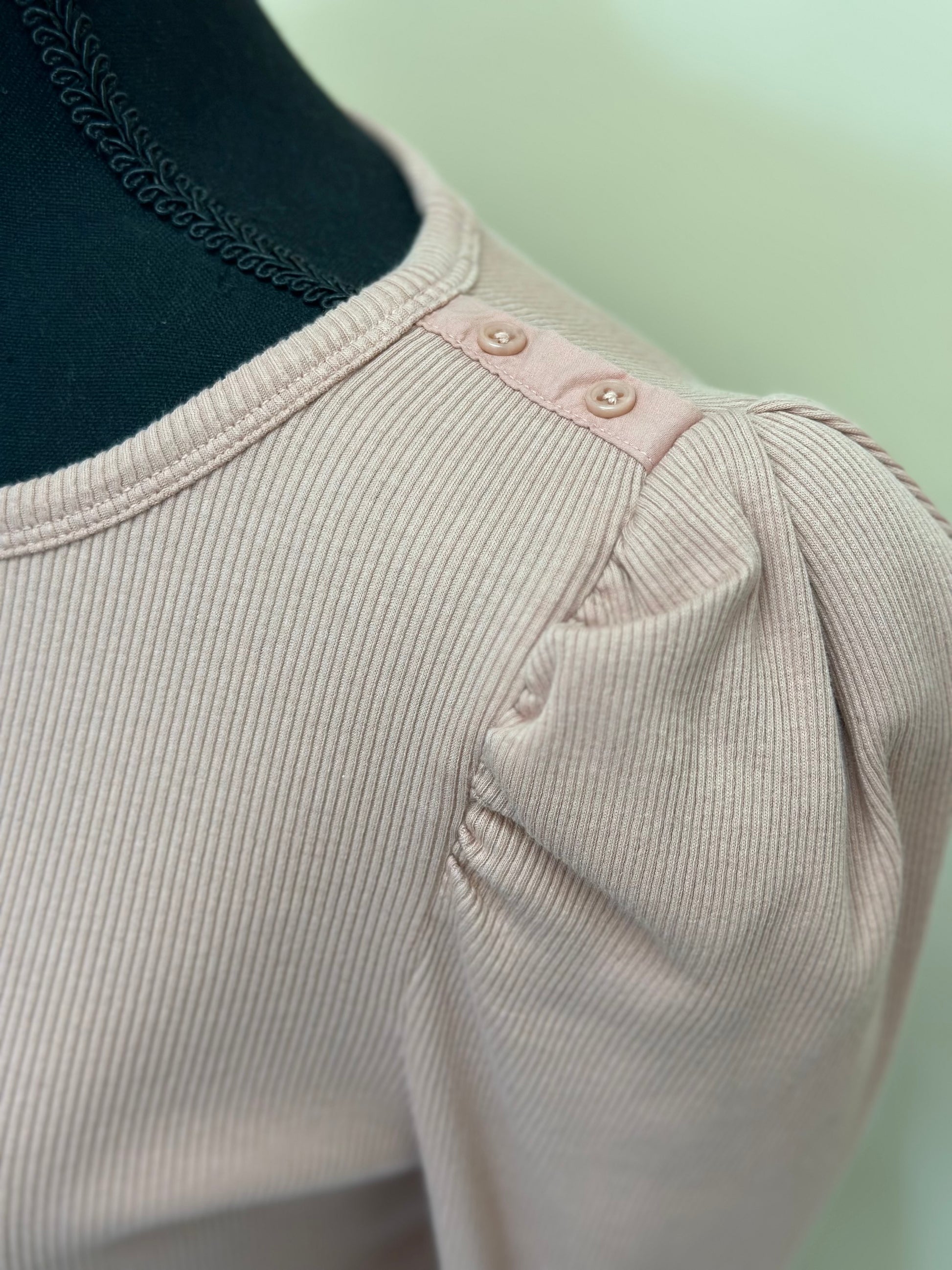 MOLLY TEE W/ BUTTON DETAILS